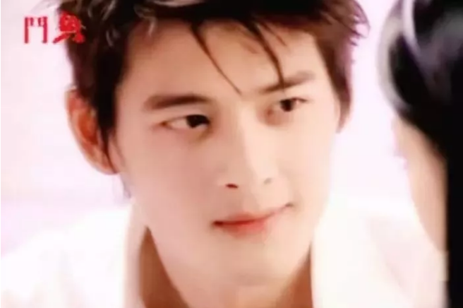 长腿冻龄男神，或许41岁还能帅成这样，也就只有他了！ - 51虹马