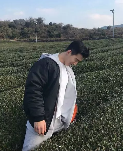 因为太小撑不起内裤而走红！这张脸我愿意帮塞几双袜子… - 51虹马