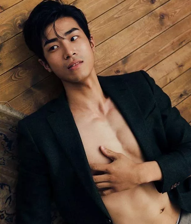 看点∣190.C.M.大长腿篮球体育生，重新把肌肉身材塞进西装，制服控快来围观！ - 51虹马