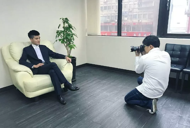 看点∣“小奶狗”的颜，“小狼犬”的身材，被八块小腹肌的小鲜肉秒杀！ - 51虹马