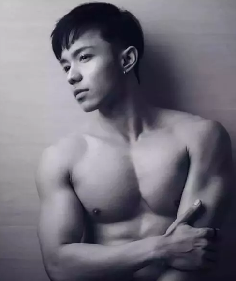 INS上的极品鲜肉，童颜胸器公狗腰想体验脸埋胸的快感！ - 51虹马