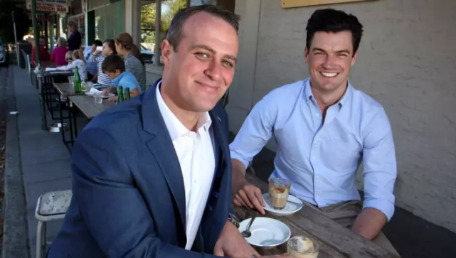 在澳洲众议院求婚的议员，终于和伴侣完婚了 - 51虹马