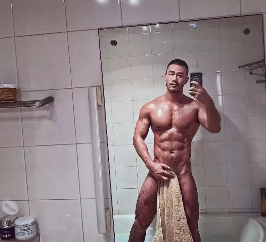 他有壮硕的肌肉和茂盛的毛发让他荷尔蒙爆表！ - 51虹马