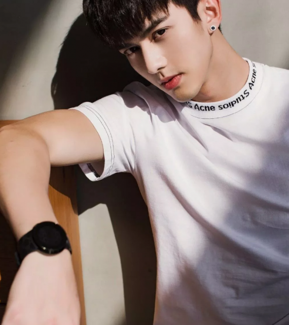 看点∣扒到脱了粉红背心的帅气小哥，身高188的小腹肌男模，嫩得掐出水…… - 51虹马