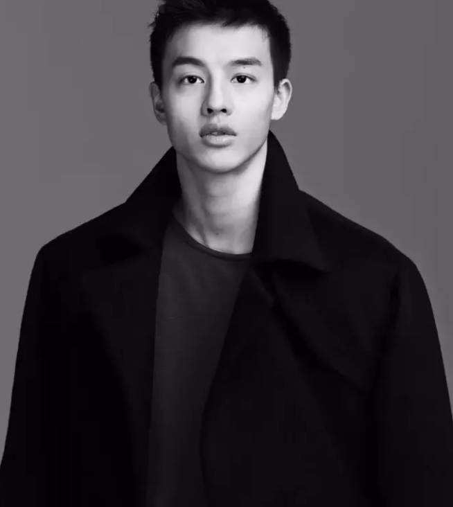 童颜兵哥哥竟然有大毛腿?床上侧颜像陈冠希? - 51虹马 童颜兵哥哥竟然有大毛腿?床上侧颜像陈冠希? - 51虹马