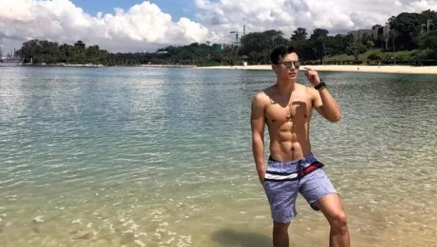 又一枚好肉游泳运动员转行星健身私教，户外浴场大秀身材这肉体我是服气的！ - 51虹马