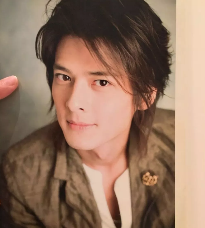 长腿冻龄男神，或许41岁还能帅成这样，也就只有他了！ - 51虹马