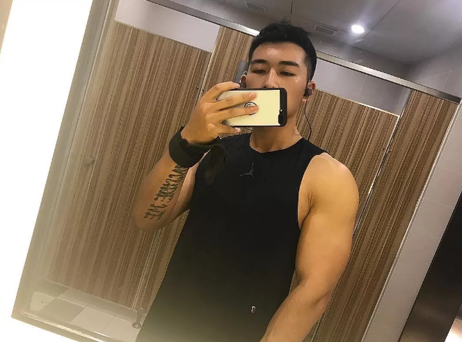 看点∣又一枚筋肉爆棚的鲜肉男模,劲道十足的肌肉身材让人羡慕嫉妒恨! - 51虹马 看点∣又一枚筋肉爆棚的鲜肉男模,劲道十足的肌肉身材让人羡慕嫉妒恨! - 51虹马