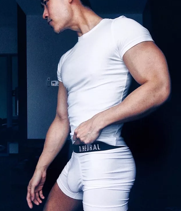 新加坡空少“藏雷”尺寸惊人,围观各种大尺度私照! - 51虹马 新加坡空少“藏雷”尺寸惊人,围观各种大尺度私照! - 51虹马