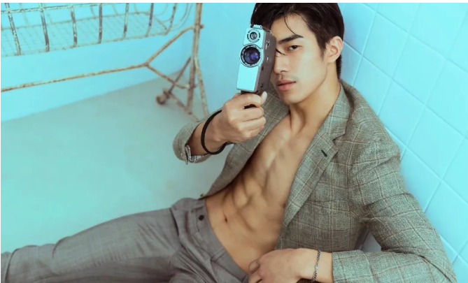 看点∣190.C.M.大长腿篮球体育生，重新把肌肉身材塞进西装，制服控快来围观！ - 51虹马