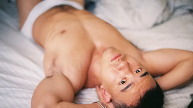 前凸后翘的粗壮运动男沙发熟睡遭抓拍 - 51虹马