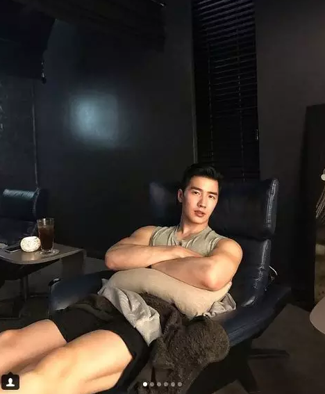 因为太小撑不起内裤而走红！这张脸我愿意帮塞几双袜子… - 51虹马