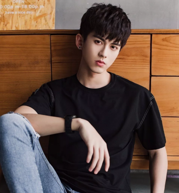 看点∣扒到脱了粉红背心的帅气小哥，身高188的小腹肌男模，嫩得掐出水…… - 51虹马