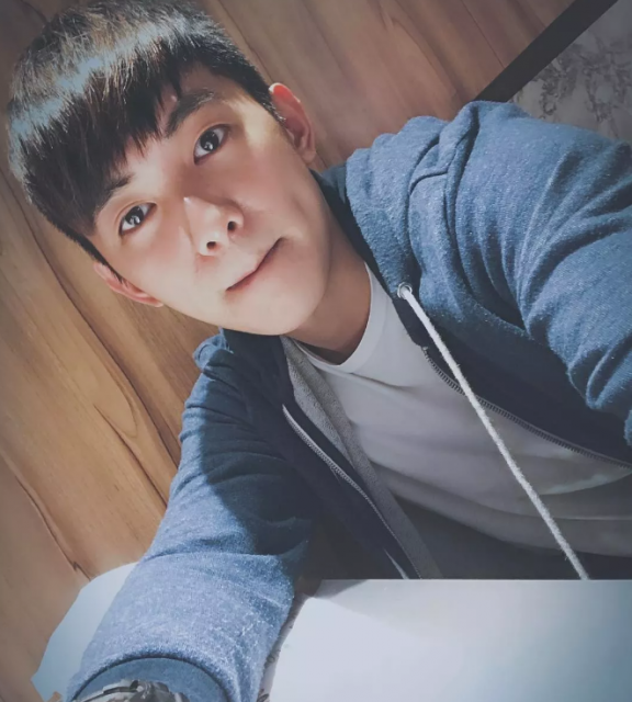 看点∣元气小奶狗穿运动短裤秀小腹肌，网友们又要换蜜汁男友了 - 51虹马