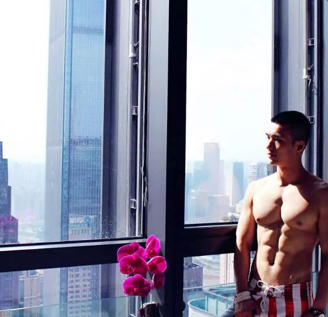 国产Gogoboy夜店表演遭“暴力”扒光 - 51虹马