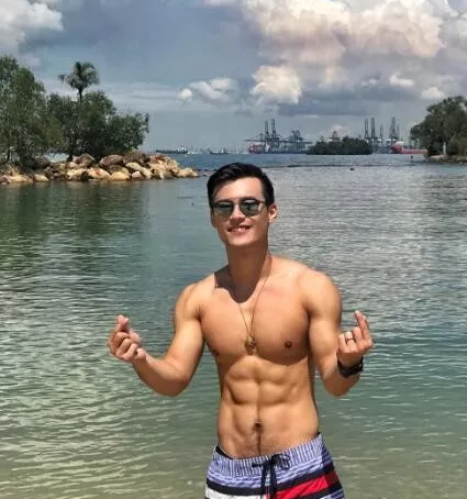 又一枚好肉游泳运动员转行星健身私教，户外浴场大秀身材这肉体我是服气的！ - 51虹马