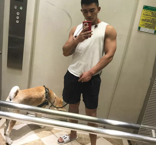 看点∣又一枚筋肉爆棚的鲜肉男模，劲道十足的肌肉身材让人羡慕嫉妒恨！ - 51虹马