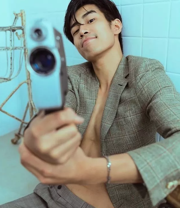 看点∣190.C.M.大长腿篮球体育生，重新把肌肉身材塞进西装，制服控快来围观！ - 51虹马