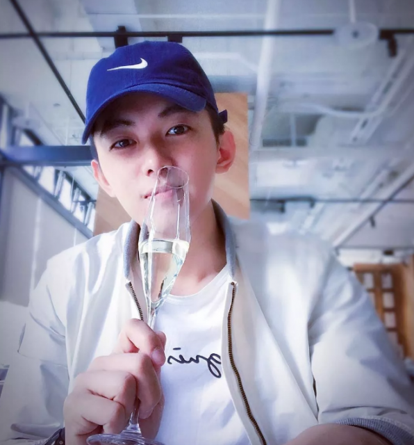 看点∣元气小奶狗穿运动短裤秀小腹肌，网友们又要换蜜汁男友了 - 51虹马