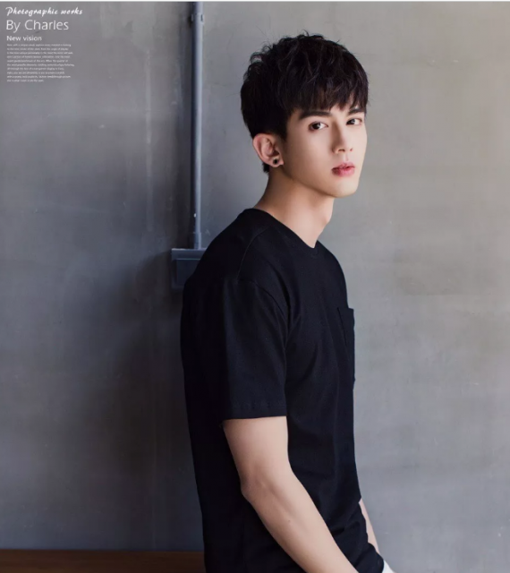 看点∣扒到脱了粉红背心的帅气小哥，身高188的小腹肌男模，嫩得掐出水…… - 51虹马