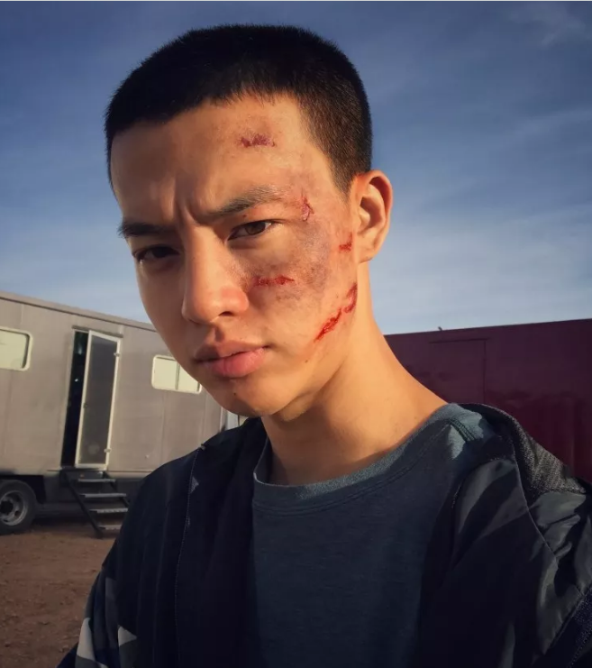 童颜兵哥哥竟然有大毛腿?床上侧颜像陈冠希? - 51虹马 童颜兵哥哥竟然有大毛腿?床上侧颜像陈冠希? - 51虹马