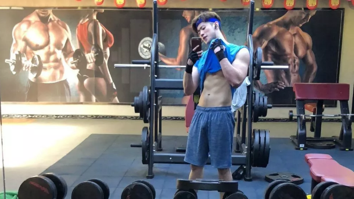 是多想红？公狗腰男挂空挡去健身还发沐浴照-51虹马