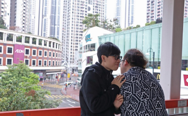 母亲视同性恋为禁忌 迫儿子看AV改性取向-51虹马