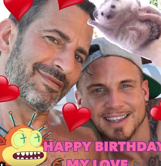 小马哥单膝下跪 浪漫求婚小男友-51虹马