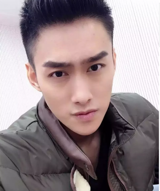 前两天小帅介绍了一个曾经参加过coolguy,拥有八块腹肌的体育生。好多宝贝对他都很喜欢。而今天小帅要介绍的这个帅哥,也曾经参加过coolguy比赛,而且不论颜值还是身材,都不输给那个体育生的哦。-51虹马