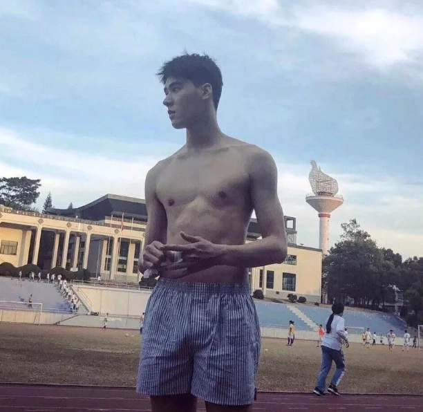 操场上偶遇体育老师只穿了个四角内裤！-51虹马