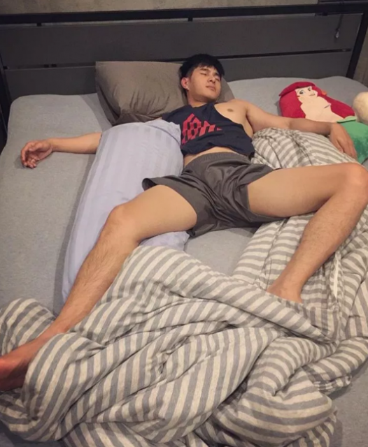 曾经揩油视频火爆朋友圈的他，居然能忍受狗狗对自己做这种事！-51虹马