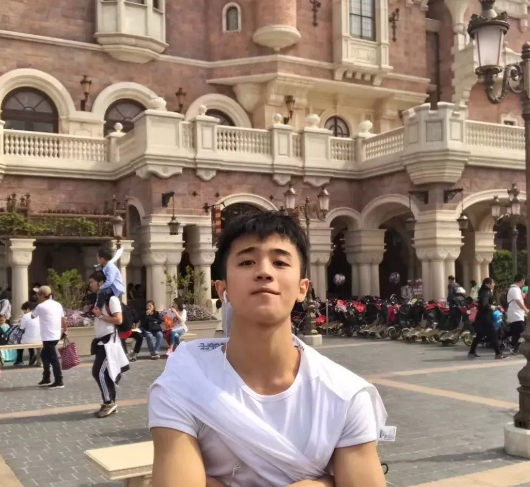 来自上海的抖音小王子,身材很有料-51虹马