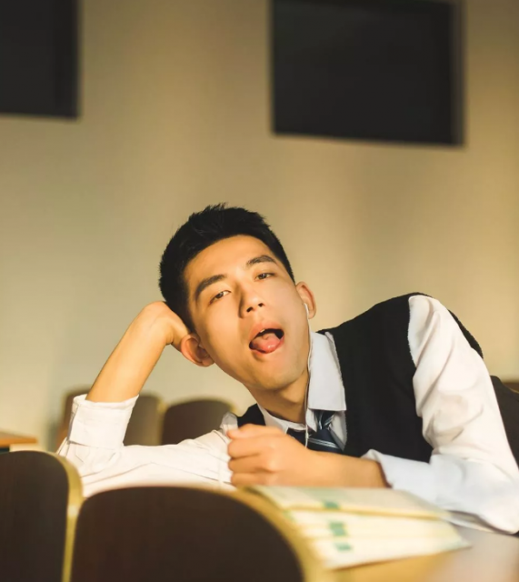 南京林业大学97年的极品校草！腿毛床照来了 - 51虹马