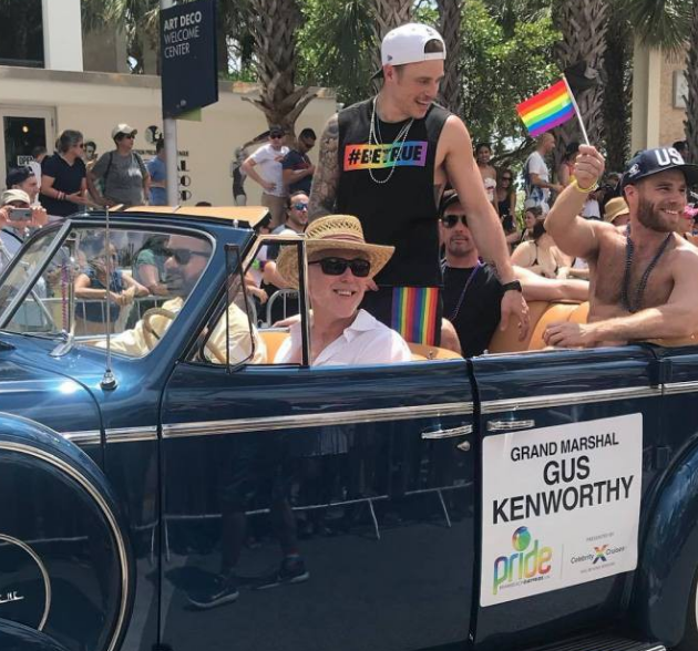 摔角狂热现场亮出彩虹;格斯·肯沃西领衔同志巡游 - 51虹马