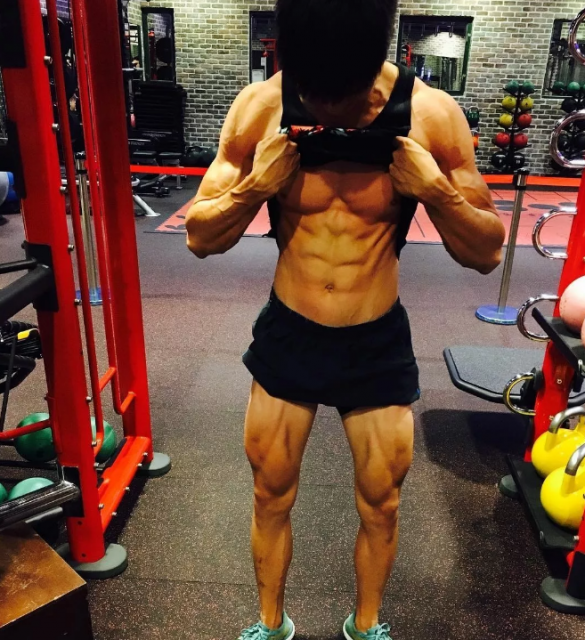 看点∣捕获一只体育生大大大鲜肉，186.C.M筋肉小哥哥！ - 51虹马