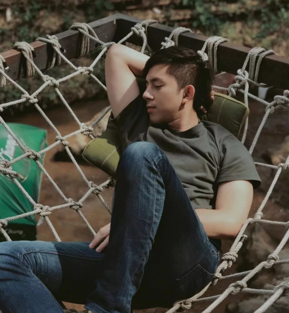 看点∣飞行员小哥哥正装制服下，竟隐藏了这么Sexxxxy的胸肌！ - 51虹马