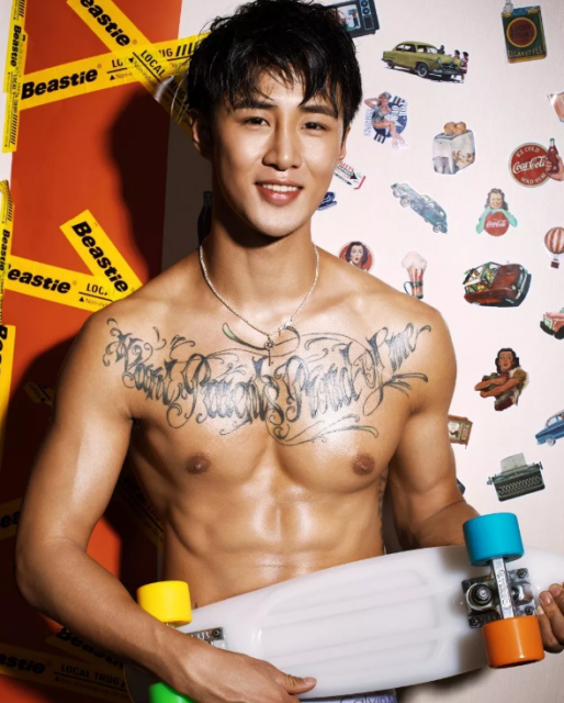 看点∣94年大鲜肉体育生，萌颜巨RU八块腹肌，纹身配肌肉实在太性感! - 51虹马