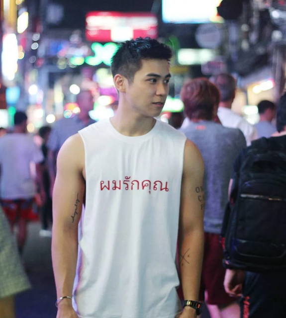 看点∣扒到一枚犬颜系纯情肌肉小哥，除了照片，还有视频！！ - 51虹马