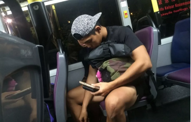 操场上偶遇体育老师只穿了个四角内裤！ - 51虹马