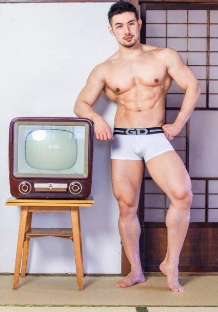 日本GOGO台上台下两种截然不同的人生 - 51虹马