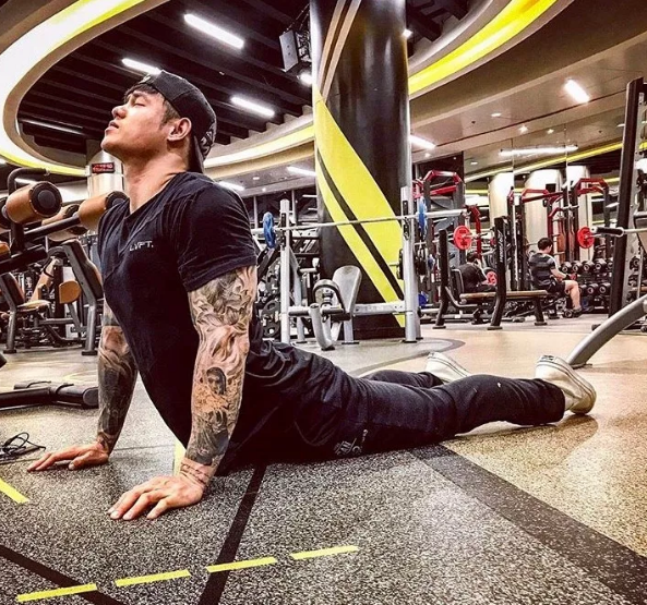 狼狗型筋肉健身教练兼模特 - 51虹马