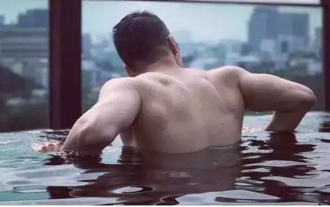 鲜肉男神露肉史，眼神感觉会放电 - 51虹马