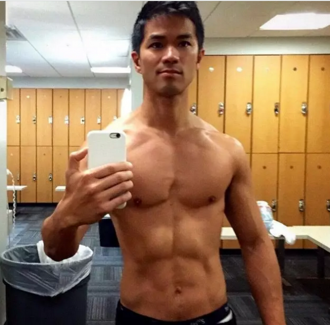 亚裔肌肉男床照疯传，性感腹肌可以舔一年！ - 51虹马