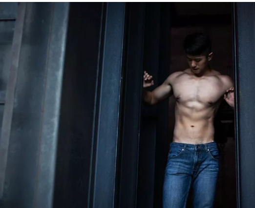 是多想红？公狗腰男挂空挡去健身还发沐浴照 - 51虹马