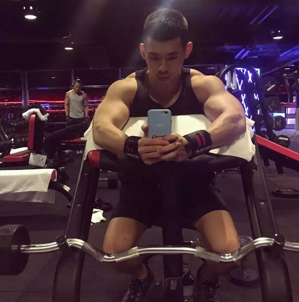 泼水节，这个新机Boy濕裑吸了一大波眼球 - 51虹马