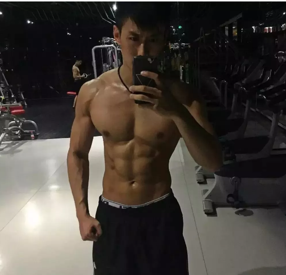 前两天小帅介绍了一个曾经参加过coolguy，拥有八块腹肌的体育生。好多宝贝对他都很喜欢。而今天小帅要介绍的这个帅哥，也曾经参加过coolguy比赛，而且不论颜值还是身材，都不输给那个体育生的哦。 - 51虹马