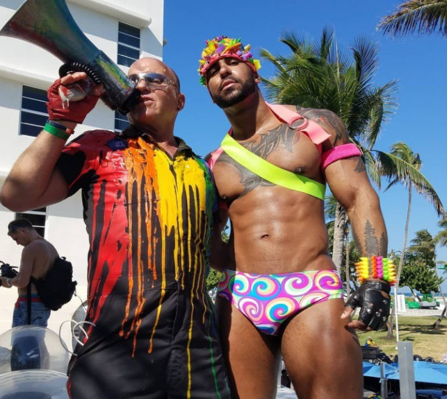 摔角狂热现场亮出彩虹;格斯·肯沃西领衔同志巡游 - 51虹马