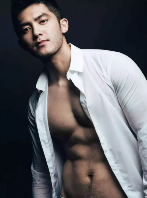 台湾鲜肉古铜色性感身材，诱人舔屏的小奶狗 - 51虹马