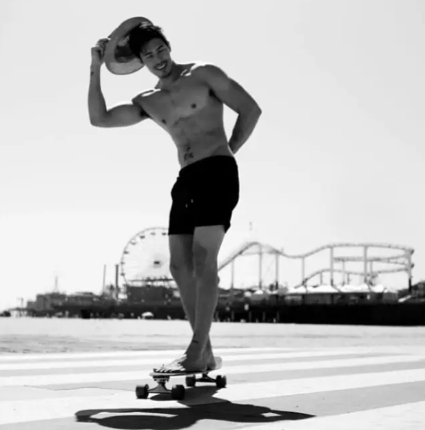 宽肩窄腰的亚裔出演首位同志变种人竟然这么撩？ - 51虹马