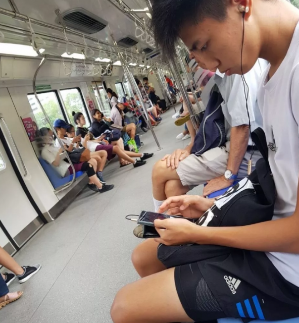 操场上偶遇体育老师只穿了个四角内裤！ - 51虹马